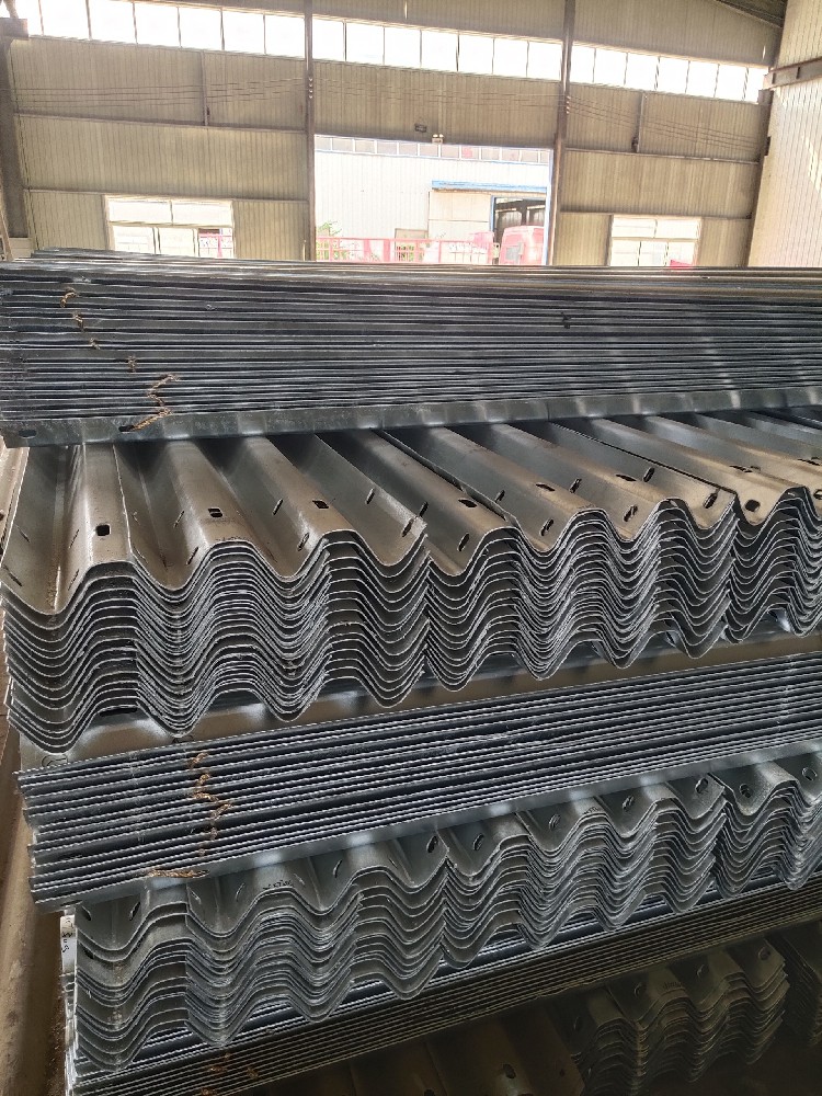 三波镀锌护栏板